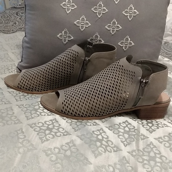 Shoes - Cutout Open Toe Sandals/Booties